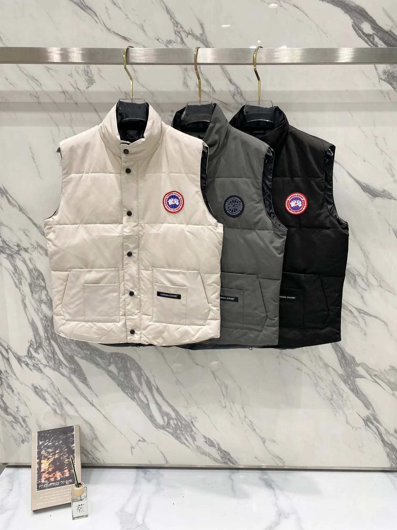 P360 CANADA GOOSE / Freestyle Crew vest 4154M Canada Goose vest for men and women. Canada Goose has always been recognized as the warmest down jacket. Various Instagram celebrities, Internet celebrities, and celebrities often wear it for street photos. This is my fifth year of going out for Canada Goose. I make Canada Goose every year, but I still can’t get rid of my love for the goose. No matter how cold the days are, there is no need to be afraid! Because of the care of the big goose ♦The down vest is definitely an artifact of the concave shape in autumn and winter!!! The world's most popular down vest will be shipped in 2024!!! ♦Order model for trading companies, exclusively launched! The counters purchase at the same time through the same channel. ♦The high-density gall-free fabric and anti-drilling velvet technology is a strong proof of authenticity and cannot be compared with ordinary imitations. It is a high-quality product from the channel, and every detail is perfectly presented.  ♦A down vest for autumn and winter. Would you be worthy of yourself if you don’t buy Canada Goose? If you want to be beautiful but also keep warm, Canada Goose can give you what you want. ♦Everyone on earth knows about Canada Goose! I won’t say much, just take a look at the real-life details to get a feel for the product! The double-layer pocket design on the clothes is more convenient. The buttons are engraved with letters. The details are perfect. The neckline is designed to fit the skin to keep warm and comfortable. The second thing is to wear it correctly. The key is to consider the autumn and winter clothing matching. Look at the details to feel it. The best proof is the quick rebound when you press it. Color: black, off-white, gray. Size: M~2XL